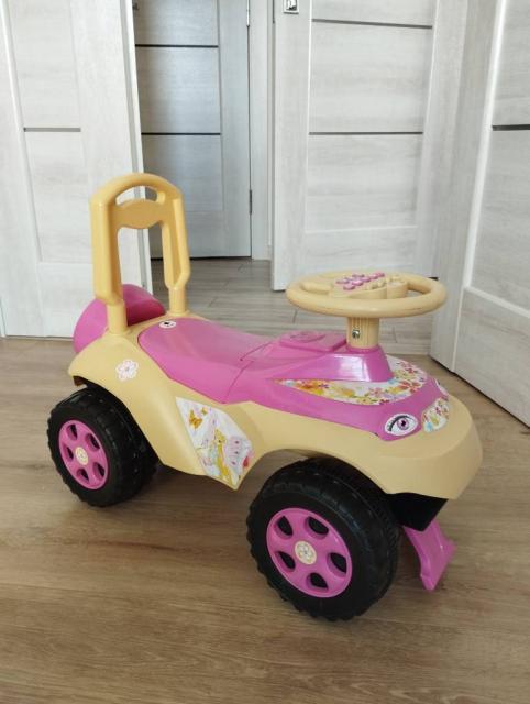 Іграшкова машинка для дівчинки