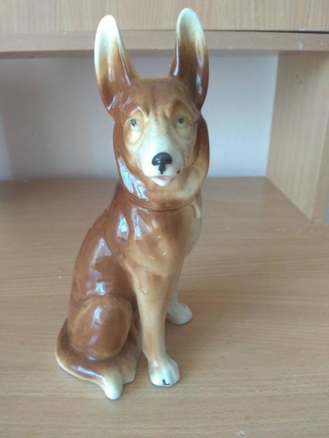 Продам фарфоровую статуэтку собачки, ГДР