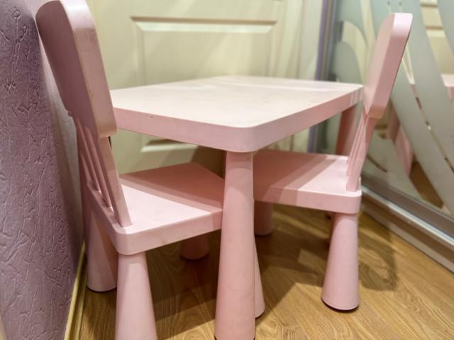 Продам детский набор стол и 2 стульчика,  Икея, розового цвета, б/у