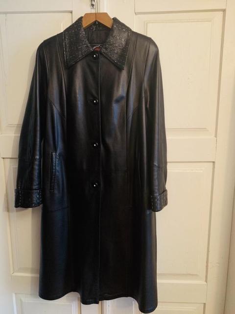 Черное кожаное женское пальто