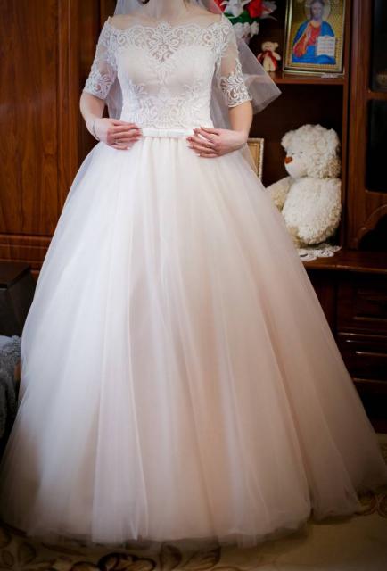 Продам весільну сукню 42 розмір