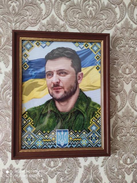 Портрет президента України Володимира Зеленського вишитий бісером