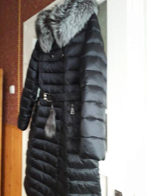 Продам нове  пальто - зимнє з капюшоном, елегантне. Хутро-чорнобурка ( комір пишний).