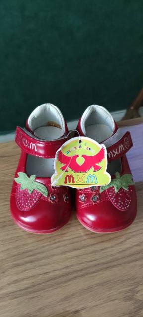 Туфельки для маленьких принцесс красивого красного цвета