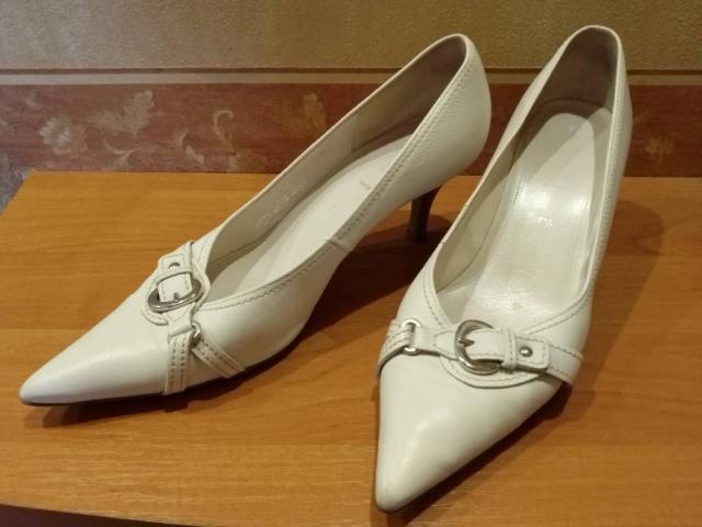 Белые элегантные туфли