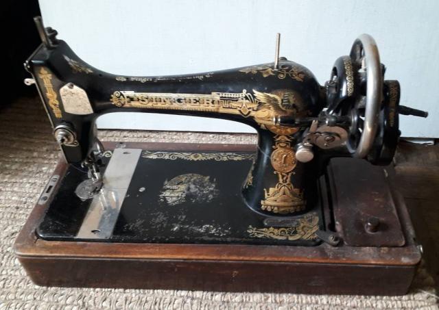 Старинная швейная машинка Зингер