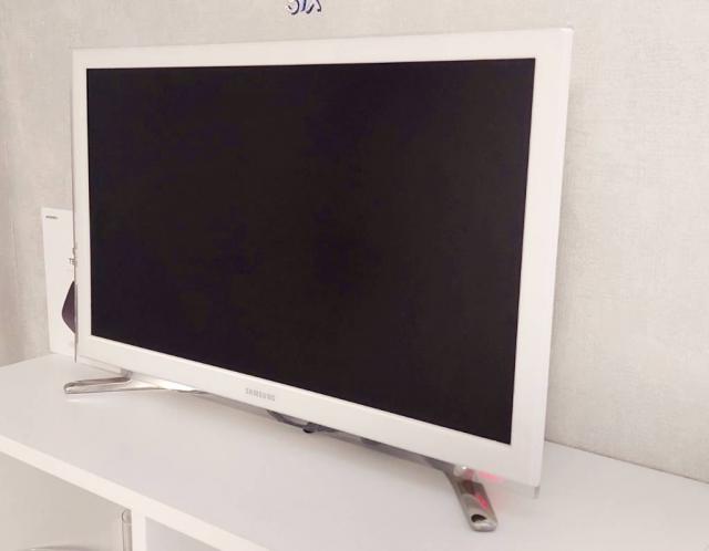 Телевизор Samsung Smart 22' белый WI Fi Bluetooth