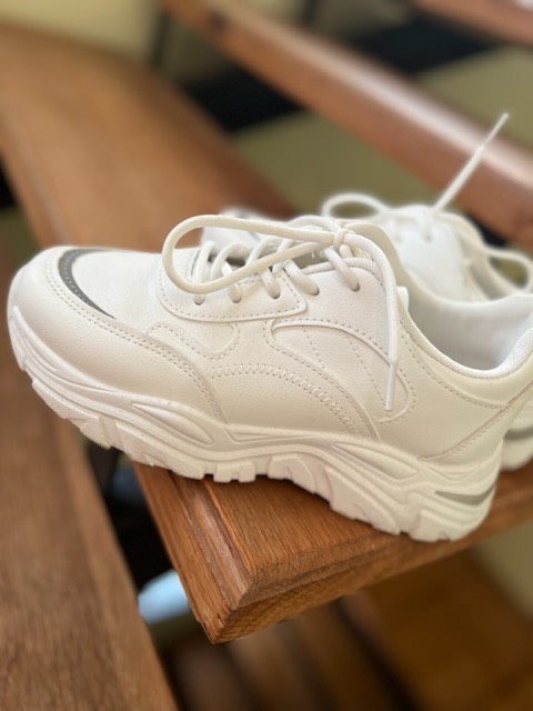 Білі кросівки  з сірими вставками