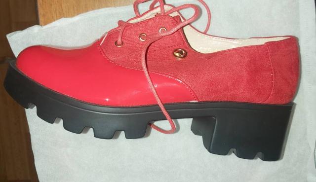 Жіночі червоні туфлі-крипери