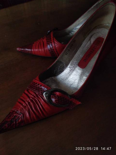 Туфлі жіночі шкіряні червоного кольору на шпильці
