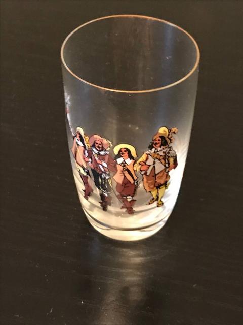 Набоp стеклянных стаканчиков с изображением 4-х мушкетеров.