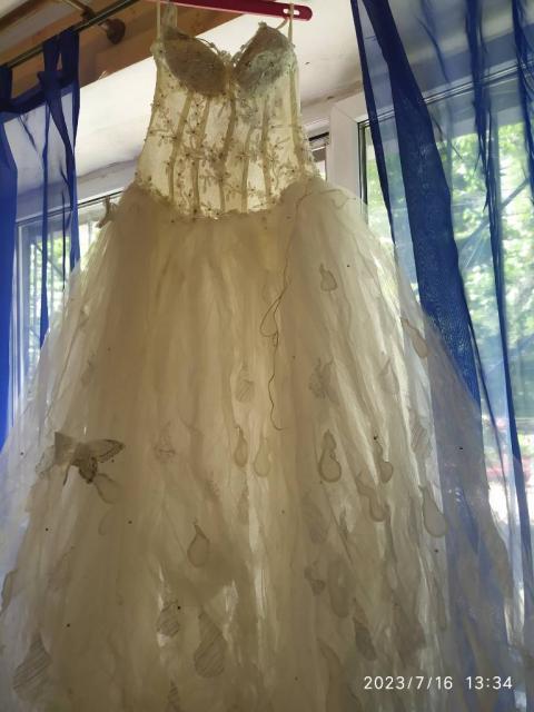 Весільна сукня в гарному стані