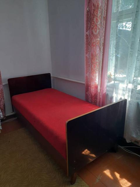 Продам меблі б/ в дерев'яні ліжка і розкладне крісло