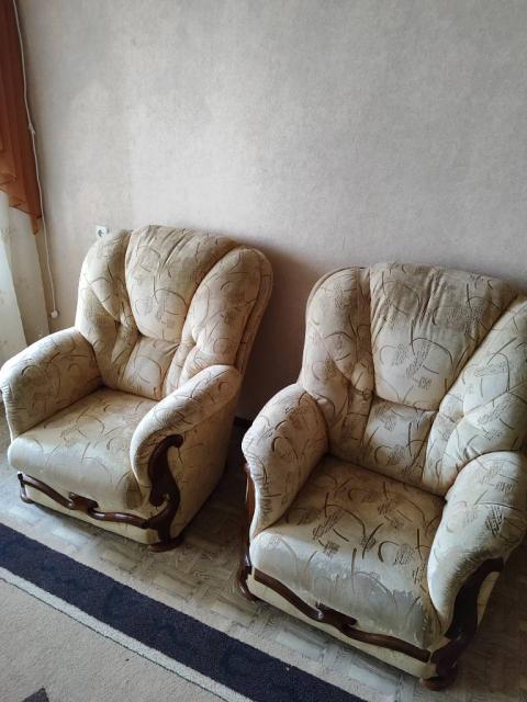Продається диван та два крісла