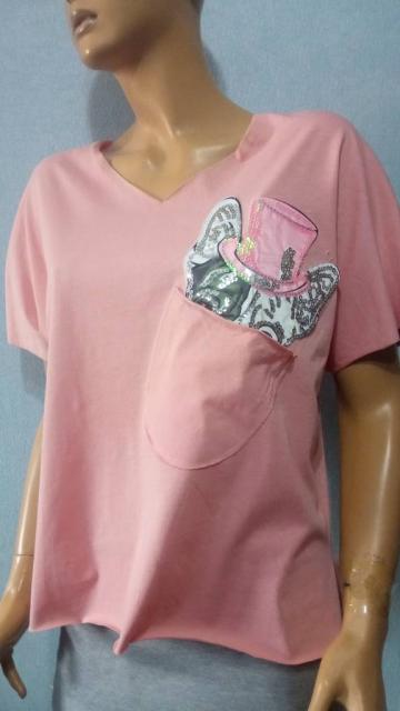 Жіноча футболка V виріз мис з кишенею та апликацієй паєтки котон персик-рожевий 46-48