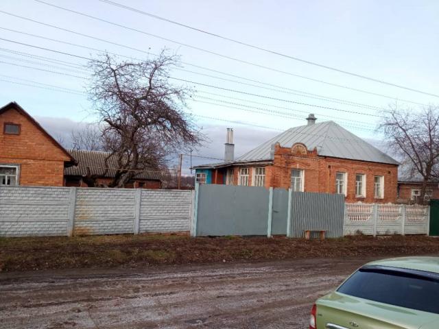 Продам дом смт. Улянiвка, район Сумской,  недорого.