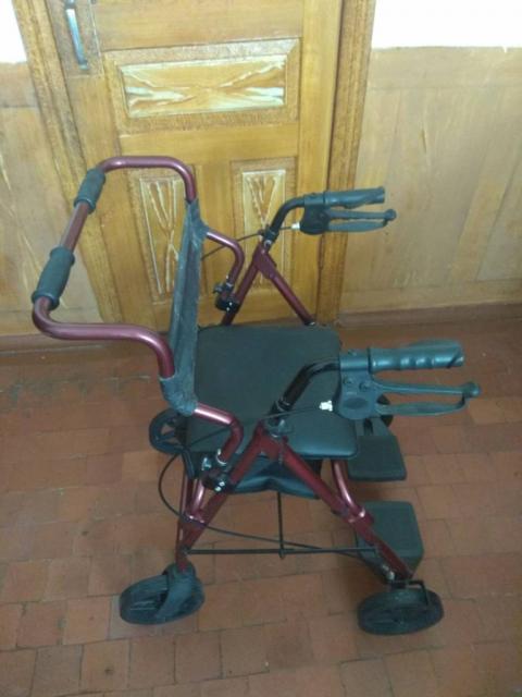 Крісло для людей з обмеженими руховими можливостями.