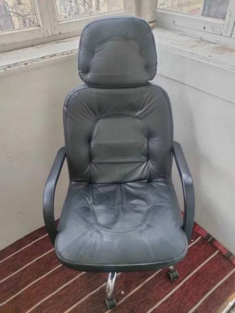 Продам офісне крісло шкіра