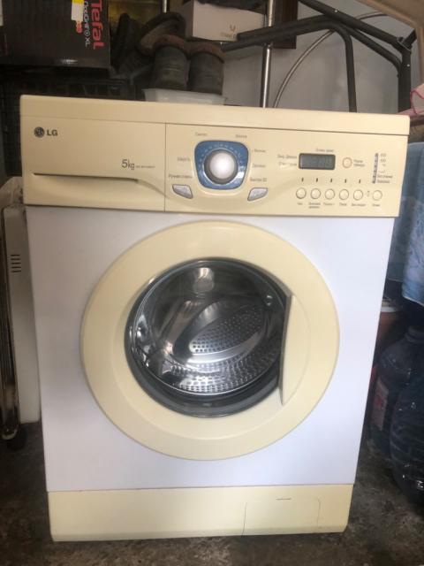 Продам в хорошому стані пральну машинку LG на 5кг