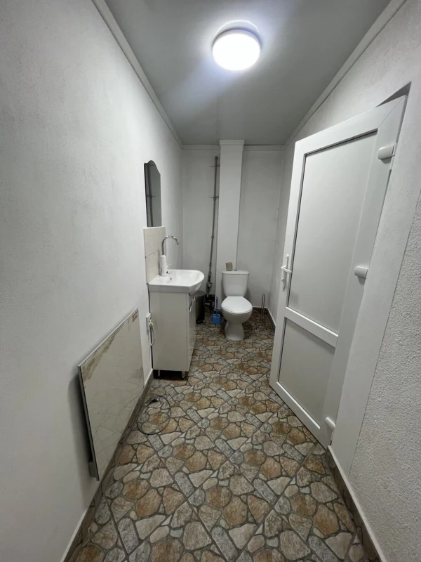 Комерційна нерухомість – 32 м², Рахів — 7/11