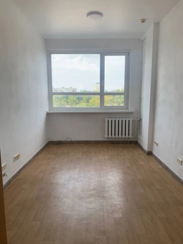 Комерційна нерухомість – 12.3 м²