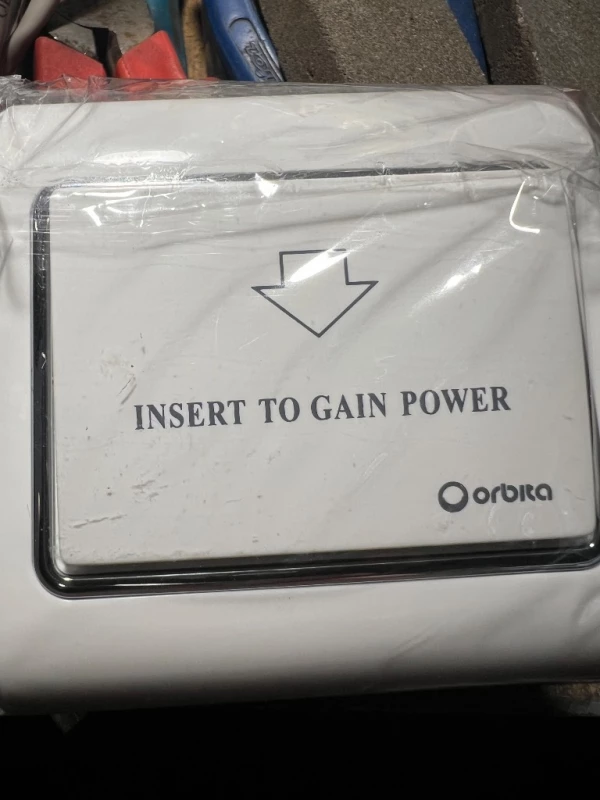 Энергосберегающий карман для гостиниц insert. to. gain. power