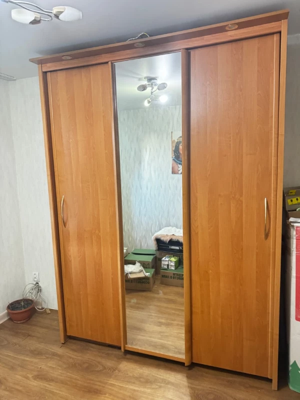 Шафа - купе тридверна з дзеркалом, б/в
