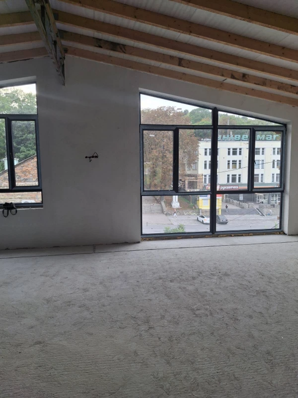 Комерційна нерухомість – 90 м², Кременец — 14/15