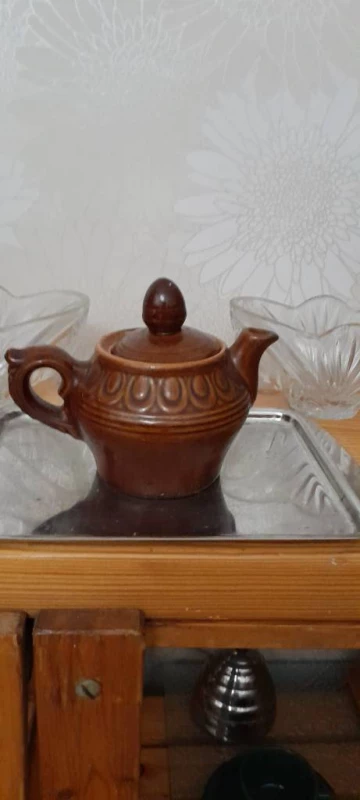 Красивый керамический чайник. Ретро