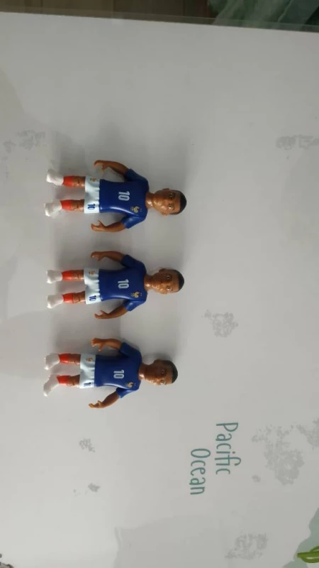 Добрый день.Обменяю или продам футболистов с коллекции Super Goal.