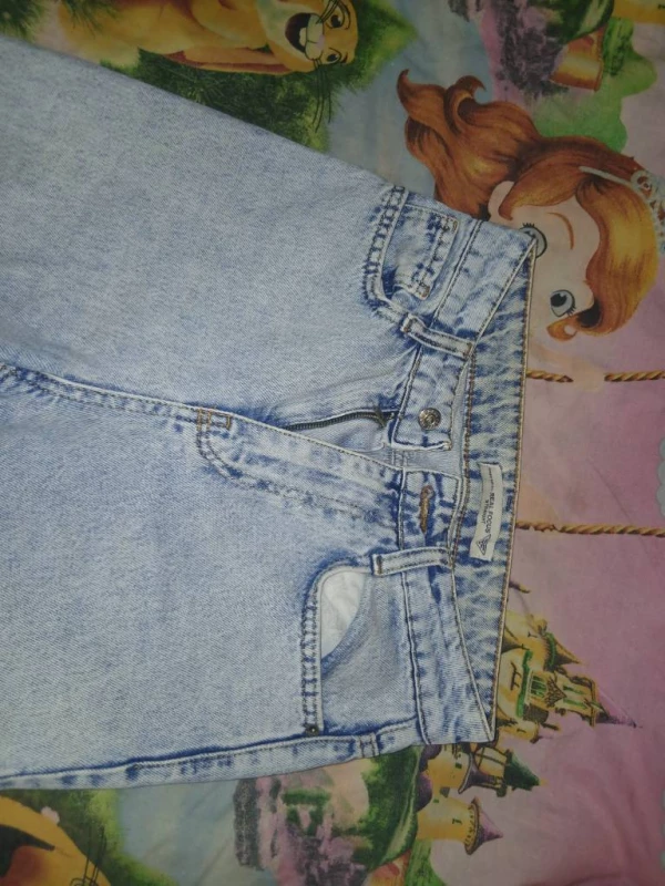 Стильні джинси у чудовому стані 👖 Зручна посадка та універсальний фасон на кожен день.  Розмір:S  Ціна: 400 грн  Пишіть у повідомлення 💌