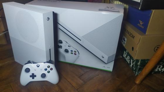 Продам Xbox one S 1tb в отличном состоянии