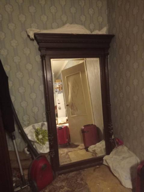 Раритетное напольное зеркало, с тумбочкой