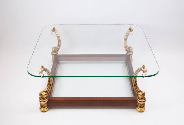 Дизайнерский журнальный столик в классическом стиле со стеклянной столешницей