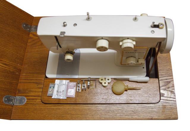Швейная машинка Чайка -142м-22 -1 с ножным приводом. Б/У в прекрасном состоянии.