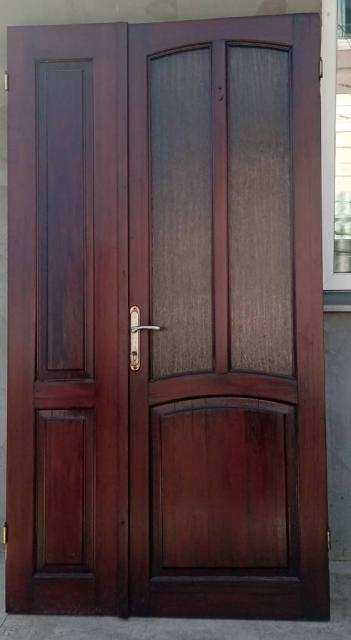 Продам б/у уличные деревяные двери.