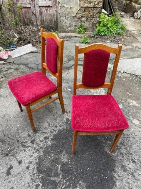 Отдам два стула.