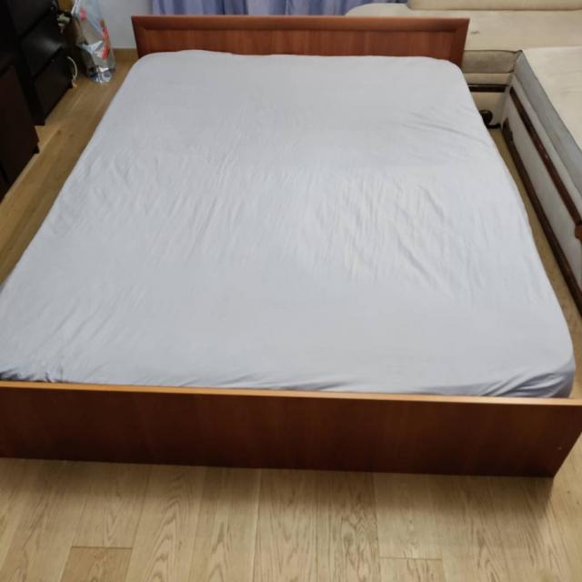 Продам двухспальную кровать б/у