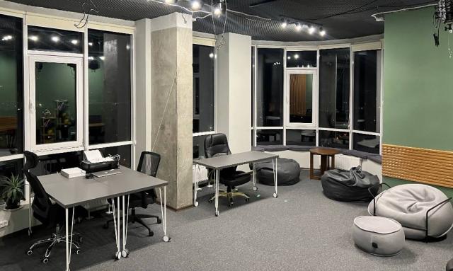Здаємо офіс-студію з безперебійним живленням, Starlink та панорамним видом на 21 поверсі