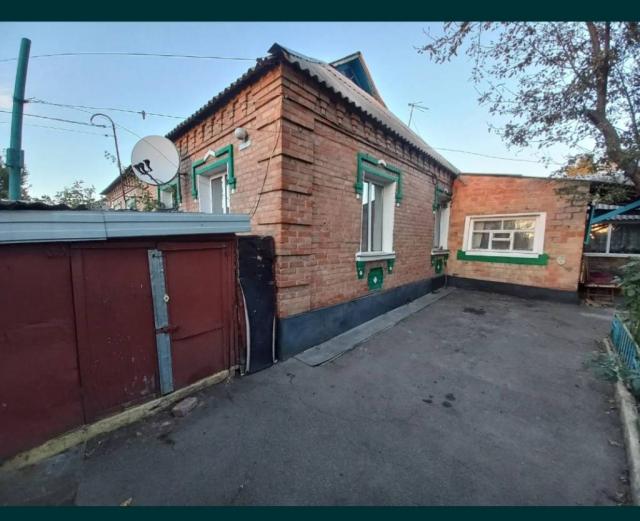 Продам пів будинку в Кропивнтцький  4 кімнати   окремий двір, заїзд