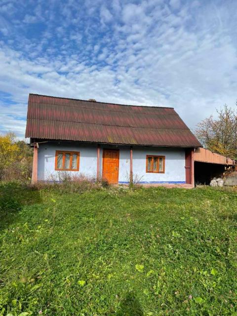 Продам будинок в селі Михайлівка,0.58 соток городу є криниця сад , літня кухня , сарай ,підвал