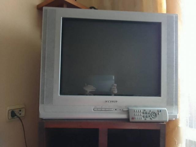 Телевизор SAMSUNG серебристого цвета