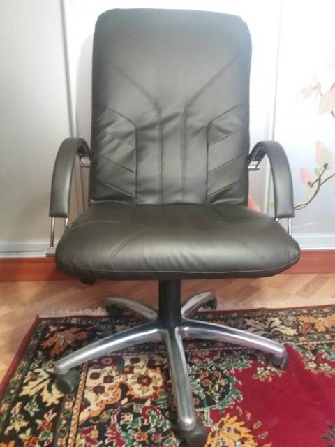 офисное кресло черного цвета кожзаменитель  хром полокотники