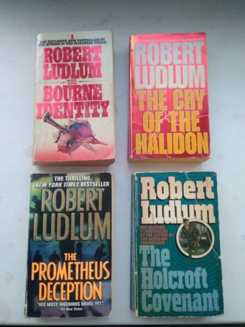 Robert Ludlum - The Bourne Identity, The Cry of the Halidon...