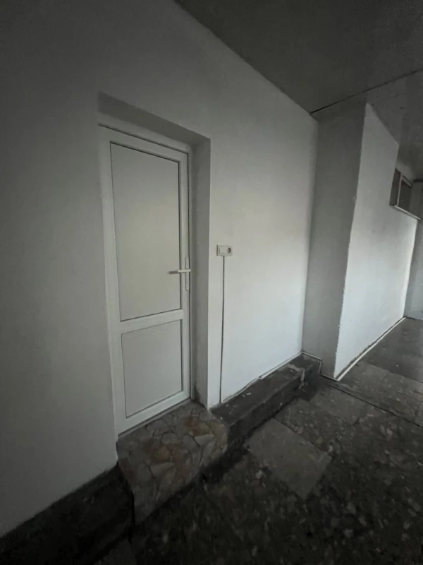 Комерційна нерухомість – 32 м², Рахів — 6/11