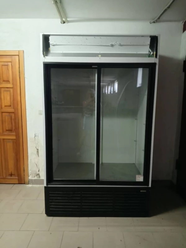 Морозильна шафа вітрина