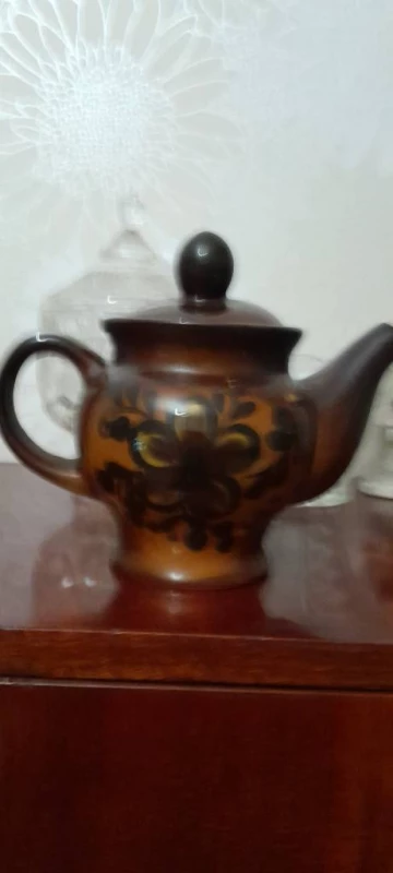 Красивый керамический чайник . Ретро